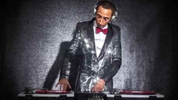 Hombre Genial Djing Usando Traje Brillante Inteligente — Vídeo de stock