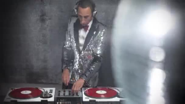 Cool Man Djing Wearing Smart Sparkling Suit — Stock Video