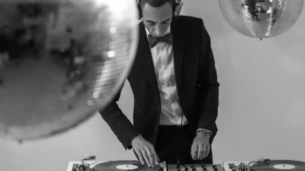 Fajny Facet Djing Eleganckim Garniturze — Wideo stockowe