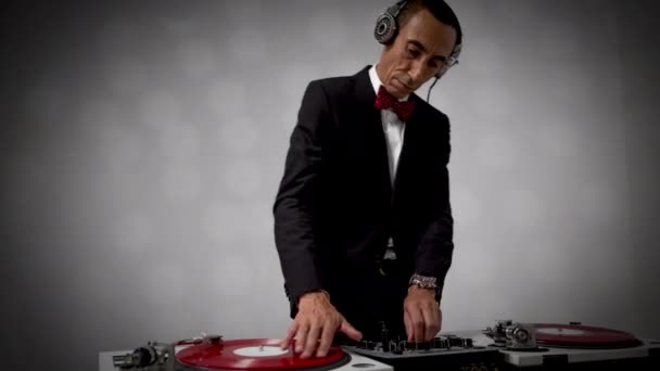 Hombre Genial Djing Usando Traje Inteligente — Vídeo de stock