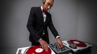 Havalı bir Djing şık bir takım elbise giyiyor.