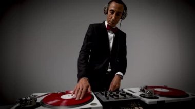 Havalı bir Djing şık bir takım elbise giyiyor.