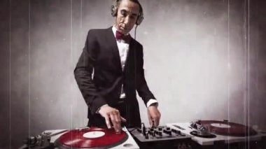 Havalı bir adam. Djing, eski film kaplamalı şık bir takım elbise giyiyor.