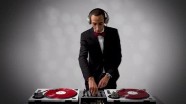 Havalı bir Djing şık bir takım elbise giyiyor.