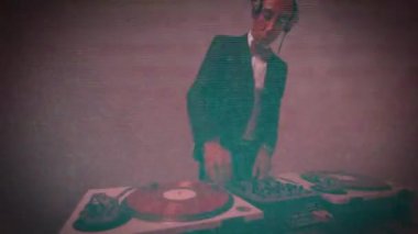 Havalı bir adam, Djing televizyon arızası olan şık bir takım elbise giyiyor.