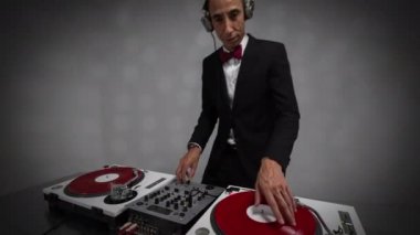 Havalı bir Djing şık bir takım elbise giyiyor.