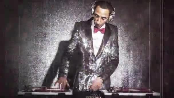 Hombre Genial Djing Vistiendo Traje Inteligente Con Superposición Película Vieja — Vídeo de stock