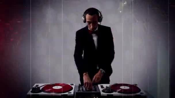 Uomo Figo Djing Indossa Abito Elegante Con Vecchio Film Sovrapposizione — Video Stock