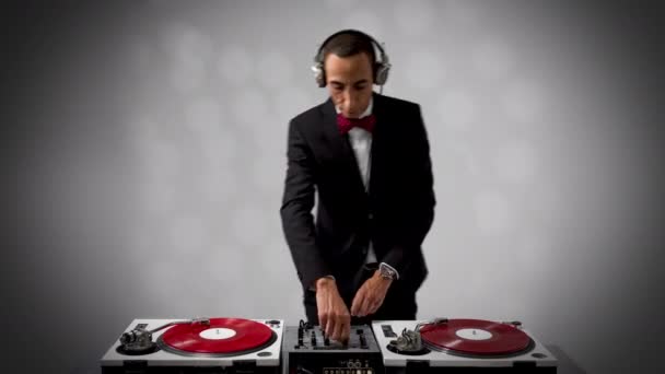 Havalı Bir Djing Şık Bir Takım Elbise Giyiyor — Stok video