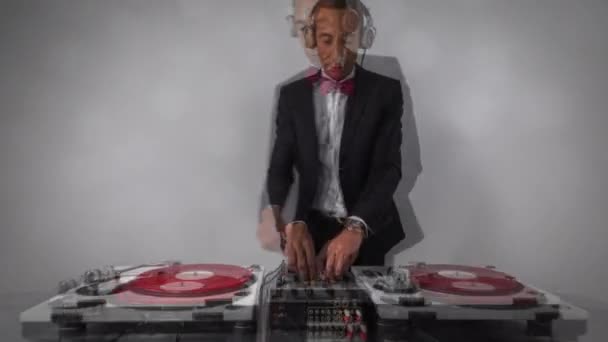 Hombre Genial Djing Usando Traje Inteligente — Vídeos de Stock