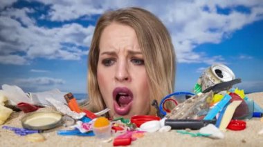 Kafasına kadar çöplük ve plastik atıklarla kaplı bir sahilde gömülü güzel bir kadın.