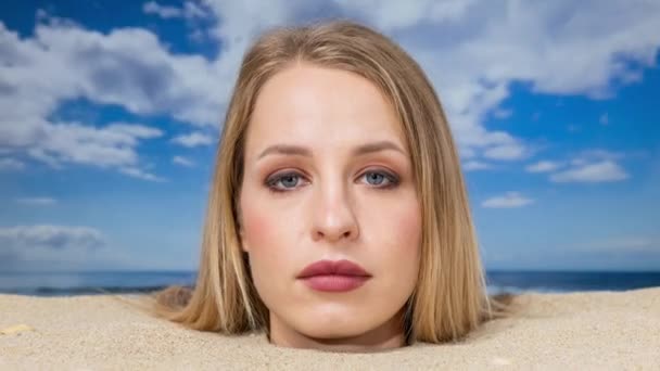 カメラを見ているビーチで頭に埋められた可愛い女性 — ストック動画