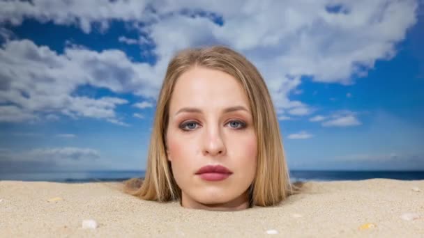 Een Mooie Vrouw Begraven Tot Haar Hoofd Een Strand Kijkend — Stockvideo