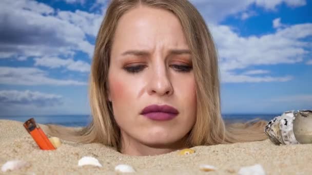 Гарненька Жінка Приховала Голову Пляжі Вкритому Сміттям Пластиковими Відходами — стокове відео
