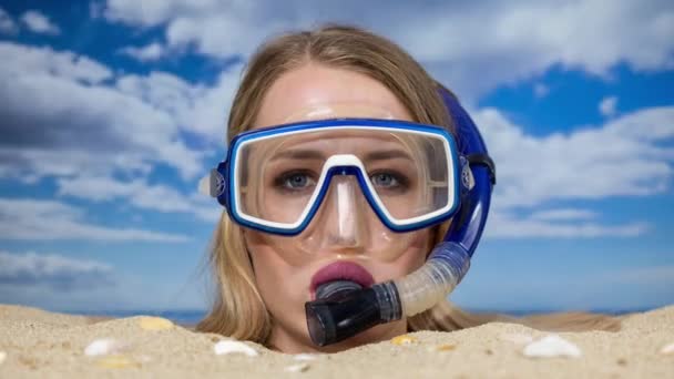 Una Hermosa Mujer Enterrada Cabeza Una Playa Con Pelota Playa — Vídeo de stock