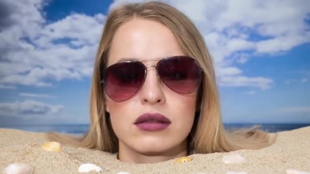 Vacker Kvinna Begravd Mot Huvudet Strand Med Solglasögon — Stockvideo