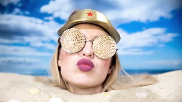 Seorang Wanita Cantik Dimakamkan Sampai Kepalanya Pantai Dengan Pelindung Matahari — Stok Video