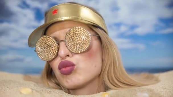 Pretty Woman Buried Her Head Beach Sun Visor Sparkling Sunglasses — Stock Video