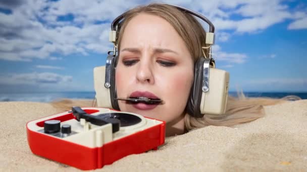 Una Hermosa Mujer Enterrada Cabeza Una Playa Tratando Poner Vinilo — Vídeos de Stock