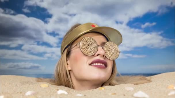 Ładna Kobieta Zakopana Samą Głowę Plaży Osłoną Przeciwsłoneczną Błyszczącymi Okularami — Wideo stockowe