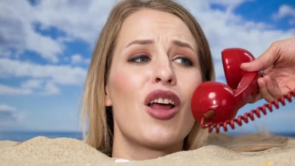 Una Hermosa Mujer Enterrada Cabeza Una Playa Hablando Por Teléfono — Vídeo de stock