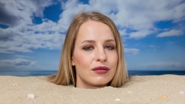 きれいな女性は彼女の周りを見てビーチで彼女の頭に埋め — ストック動画