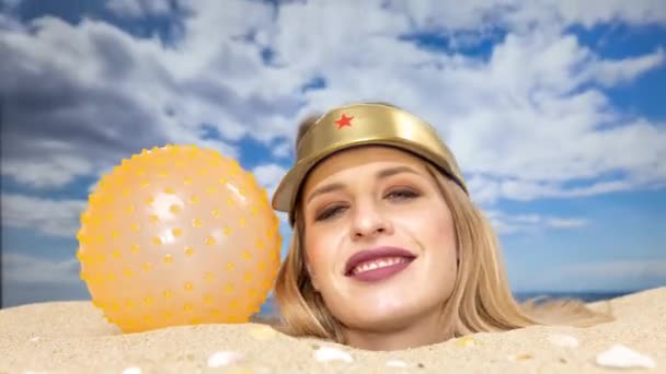 Una Hermosa Mujer Enterrada Cabeza Una Playa Con Pelota Playa — Vídeos de Stock
