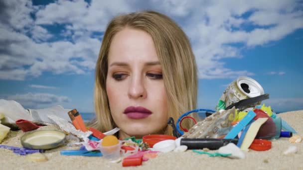 Eine Hübsche Frau Bis Zum Kopf Einem Strand Begraben Der — Stockvideo