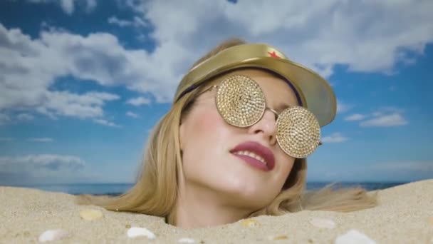 Pretty Woman Buried Her Head Beach Sun Visor Sparkling Sunglasses — Stock Video