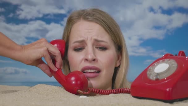 Eine Hübsche Frau Die Bis Zum Kopf Einem Strand Begraben — Stockvideo