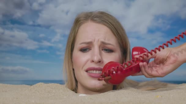 Гарненька Жінка Приховала Голову Пляжі Отримуючи Тривожні Новини Червоному Телефоні — стокове відео