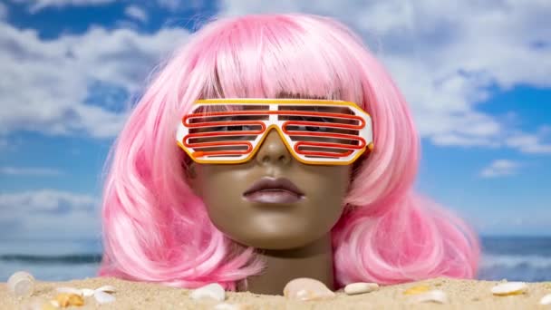 Пластикова Жіноча Голова Манекена Застрягла Піску Дивлячись Навколо Красивому Пляжі — стокове відео