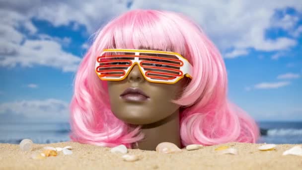 Plastik Bir Kadın Manken Kafası Kuma Saplanmış Güzel Bir Plaja — Stok video