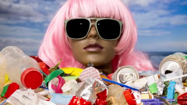 一个塑料女人体模特的头被困在沙滩上 海滩上堆满了垃圾 — 图库视频影像