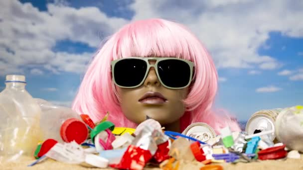 Plastic Female Mannequin Head Stuck Sand Beach Full Rubbish Trash — Stock Video