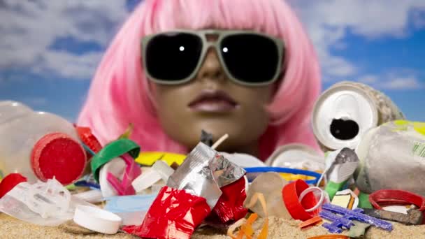 一个塑料女人体模特的头被困在沙滩上 海滩上堆满了垃圾 — 图库视频影像