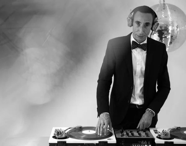 Homem Legal Djing Vestindo Terno Inteligente — Fotografia de Stock