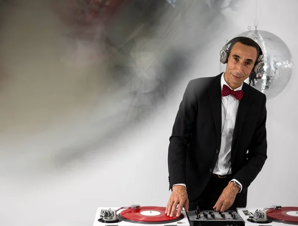 Hombre Genial Djing Usando Traje Inteligente — Foto de Stock