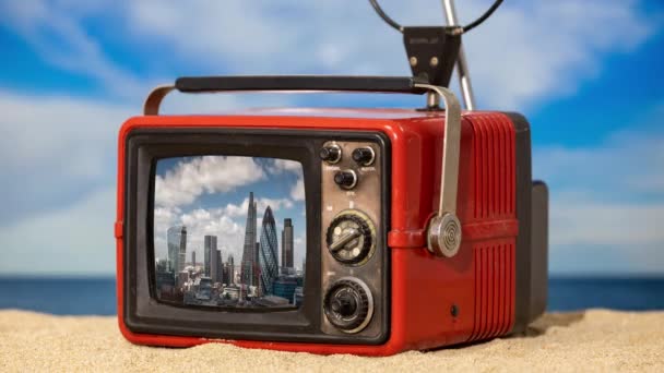 Μια Vintage Τηλεόραση Στην Παραλία Ένα Βίντεο Από Τον Ορίζοντα — Αρχείο Βίντεο