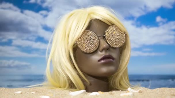 Пластикова Жіноча Голова Манекена Застрягла Піску Блискучими Сонцезахисними Окулярами Красивому — стокове відео