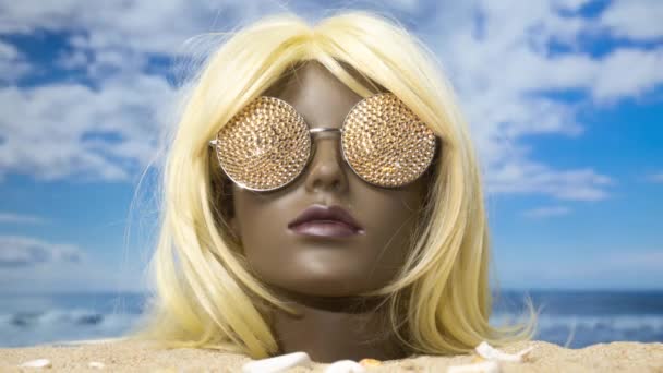 Una Testa Manichino Femminile Plastica Bloccata Nella Sabbia Con Occhiali — Video Stock