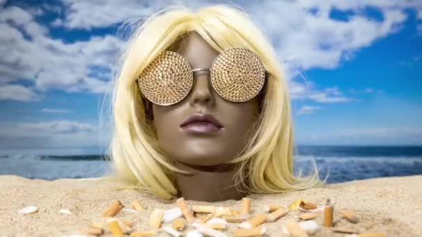 一只塑料女人体模特的脑袋卡在沙滩上 烟头堆积如山 — 图库视频影像