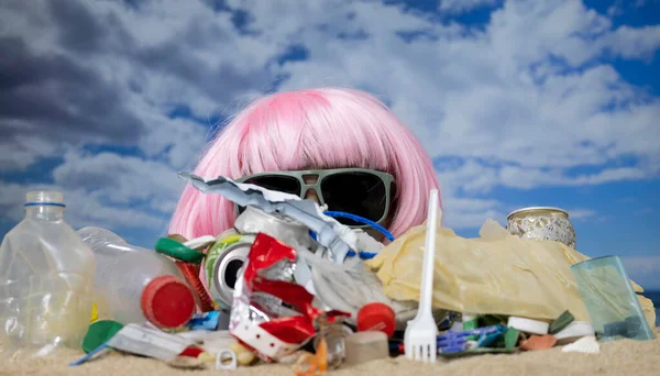 Una Cabeza Maniquí Femenino Plástico Atascado Arena Con Playa Llena — Foto de Stock