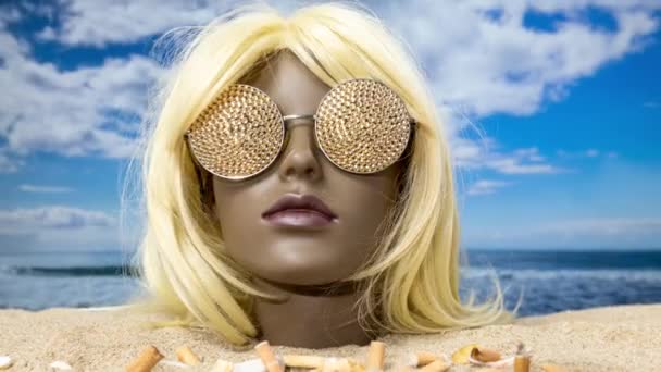 Пластикова Жіноча Голова Манікюру Застрягла Піску Пляжем Сигаретними Сідницями Вгору — стокове відео
