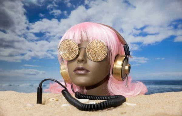 Plajda Güneş Gözlüğü Kulaklıkla Kuma Sıkışmış Plastik Bir Kadın Manken — Stok fotoğraf