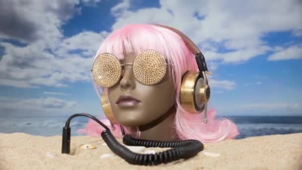 Plajda Güneş Gözlüğü Kulaklıkla Kuma Sıkışmış Plastik Bir Kadın Manken — Stok video
