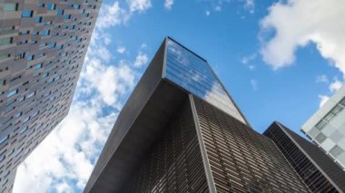 İspanya 'nın Barselona kentindeki gökdelenlerin ve kulelerin üzerinde hareket eden bulutların zamanı