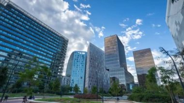 İspanya 'nın Barselona kentindeki gökdelenlerin ve kulelerin üzerinde hareket eden bulutların zamanı