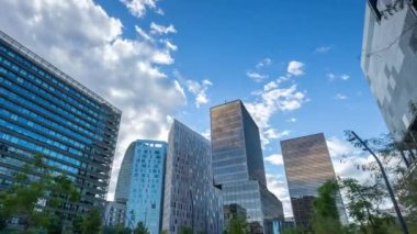 İspanya 'nın Barselona kentindeki gökdelenlerin ve kulelerin üzerinde hareket eden bulutların zamanı