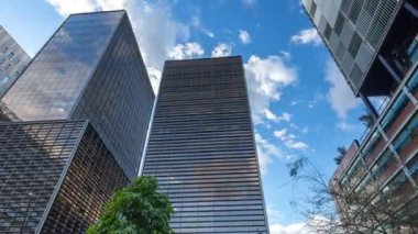 İspanya 'nın Barselona kentindeki gökdelenlerin ve kulelerin üzerinde hareket eden bulutların zamanı